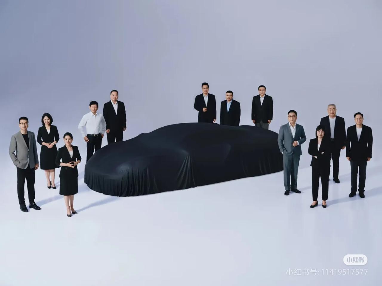 长城汽车35岁生日，长城高管们拍了一张大合照。这台盖着黑布的车着实令人期待啊，如