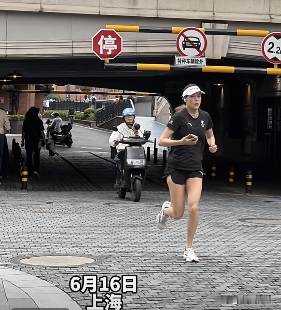有网友在上海街头偶遇谷爱凌，这么热的天，她没有逛街，也没有吃美食，更没有参加活动