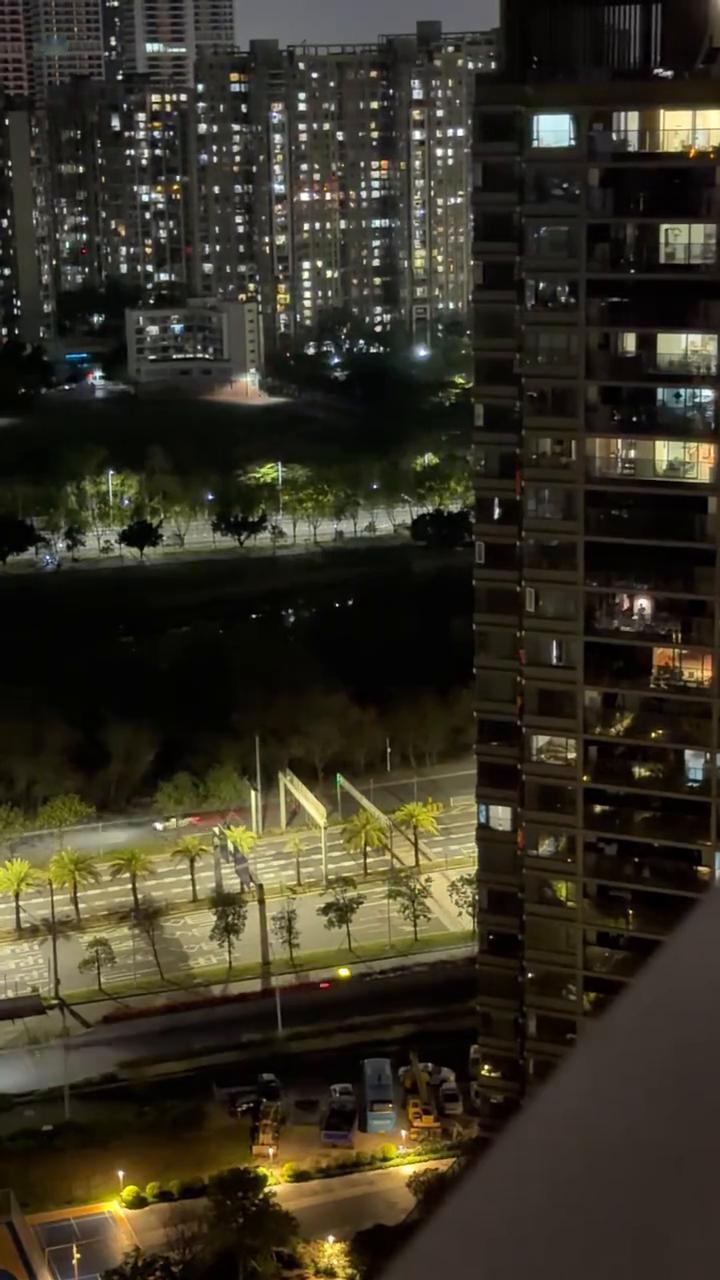 每过一辆车都是这样的，这里大车还非常的多。看这个回声，鹅乌战场也不过如此。这个车