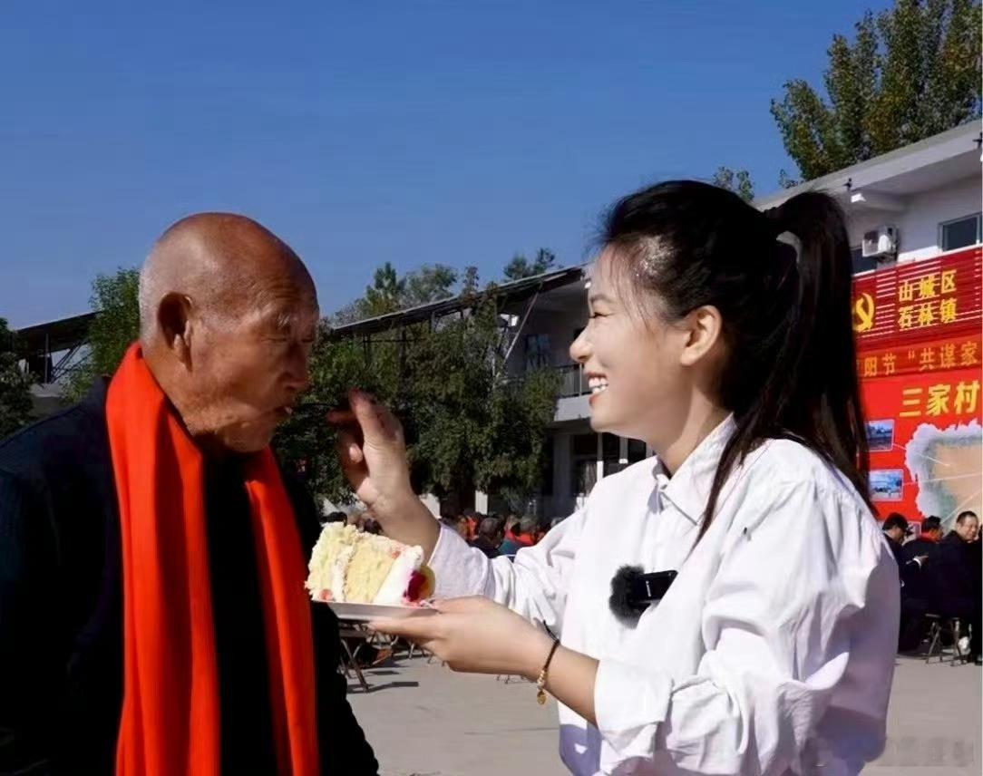 97年村支书带全村拍美食晒丰收 这届村支书太懂年轻人！带着全村人用美食视频“晒”