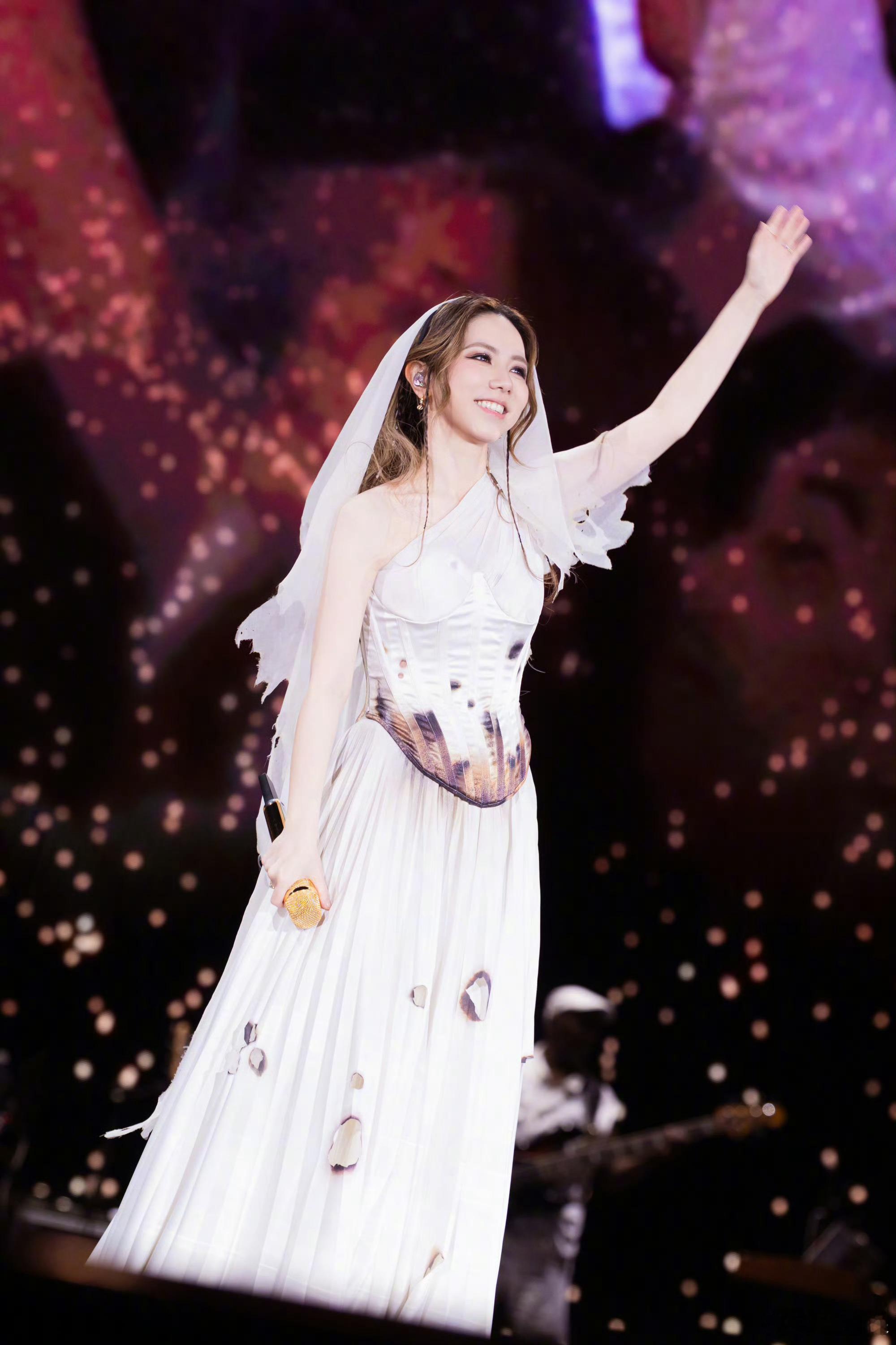 邓紫棋穿了124次婚纱 看多久都不会腻的一套👰 ​​​