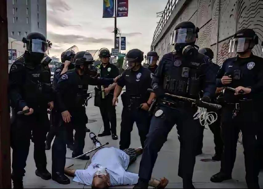 这就是当下的美国，明尼苏达州现在在特朗普总统的强力镇压下，看看对待民众都变成什么