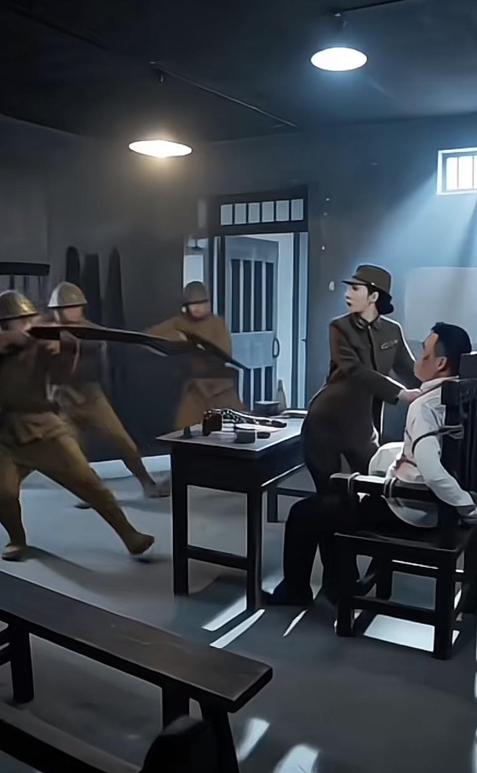 穿越时空的谍战瞬间，紧张刺激的审讯现场这场景像是审讯室里抓坏人。