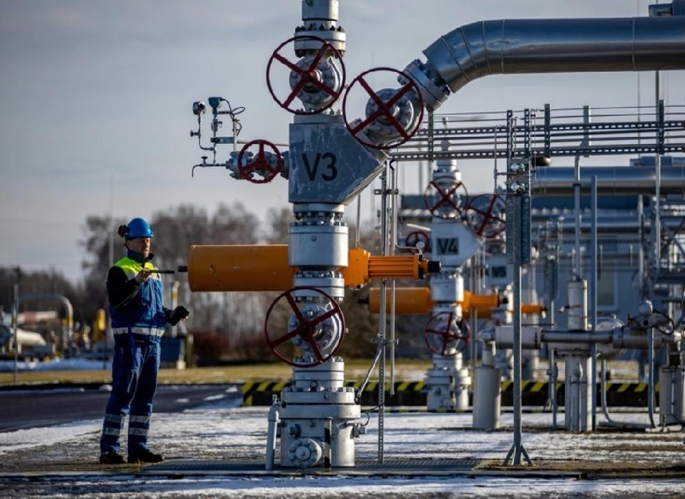 【欧盟自讨苦吃，正式通过全面禁止进口俄天然气的法规，自俄乌冲突后天然气价格涨近8