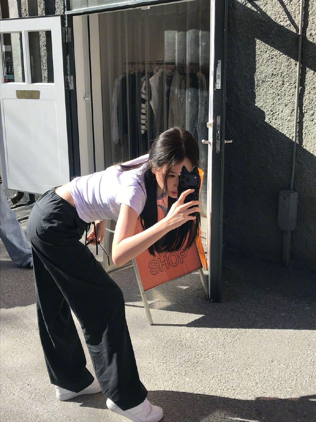 虞书欣斯德哥尔摩随拍 元气满满漫步异国街头！虞书欣的斯德哥尔摩随拍，每一帧都赏心