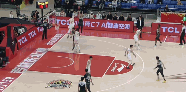 很关键的三分！贾昊埋伏底角帮助吉林扩大领先！吉林男篮vs江苏男篮cba