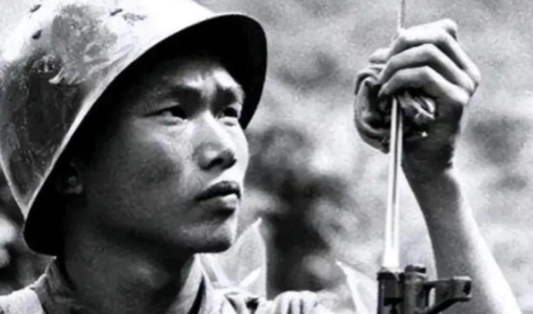 1990年重庆街头，一个农民被数十个混混围攻却丝毫不惧，他竟徒手接住扔来的板砖进