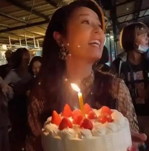 2026年1月29日，林心如晒出50岁生日派对照片，以《华灯初上》为主题复刻剧中