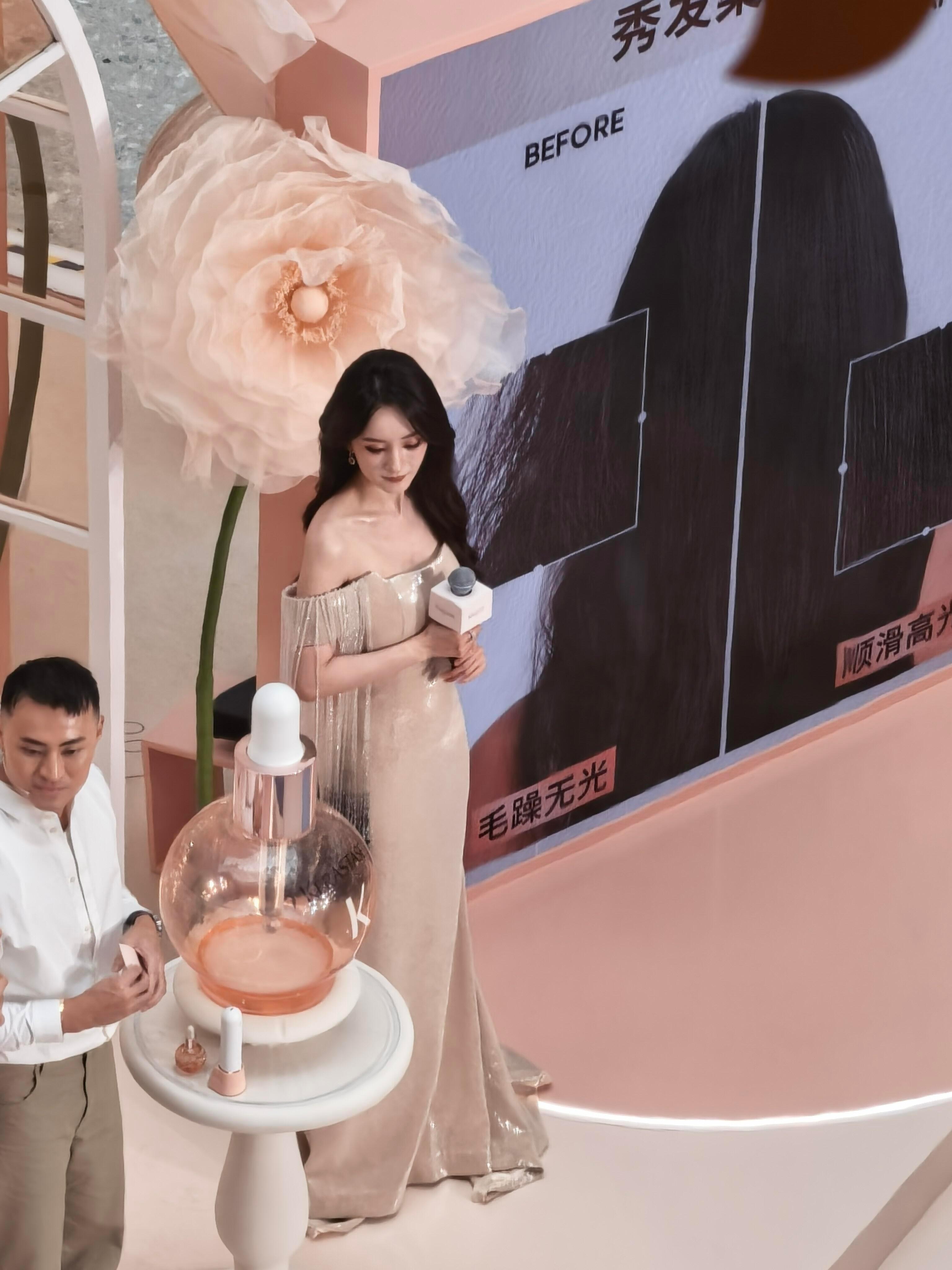 谁懂 这角度像是背景的花朵成仙了 像一朵绽放的香槟色玫瑰