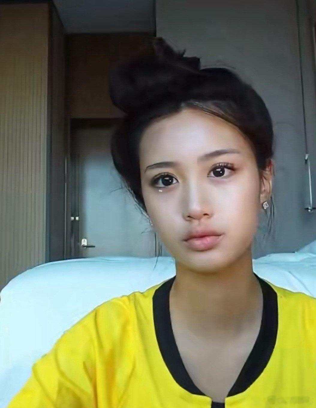 钟丽缇小女儿Cayla考拉在社交平台分享自己化妆技巧，动作娴熟，妆容成熟，真的一