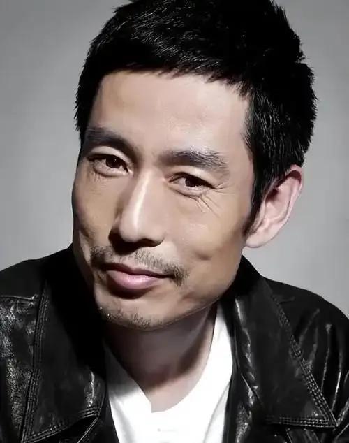 有些演员简直就是“主角杀手”，谁跟他搭戏谁尴尬！

成泰燊这人，真的是个异类。