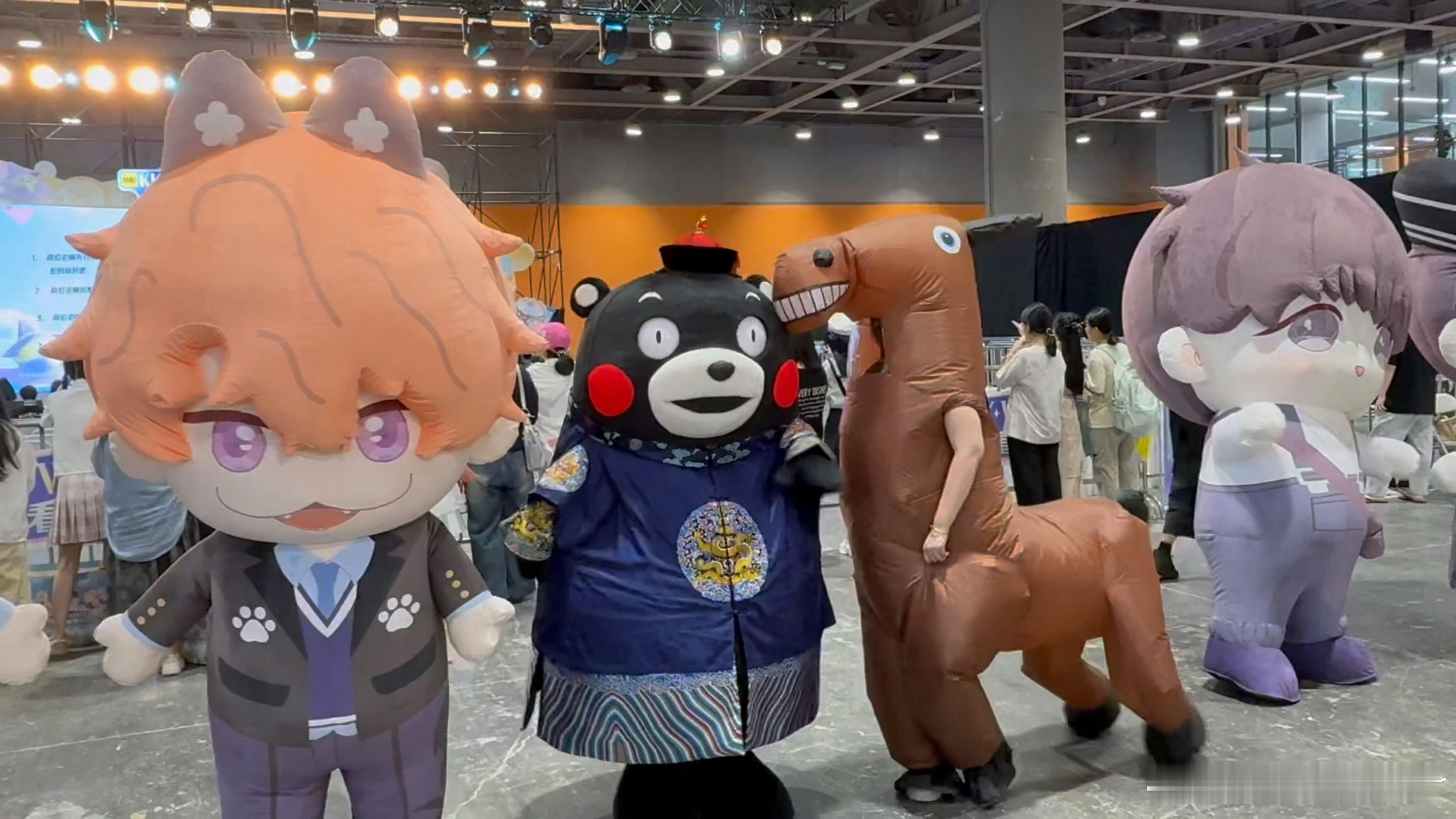 熊本熊来中国cos猫爷熊本熊漂洋过海来中国啦！这次它cos猫爷，圆滚滚的身躯搭配