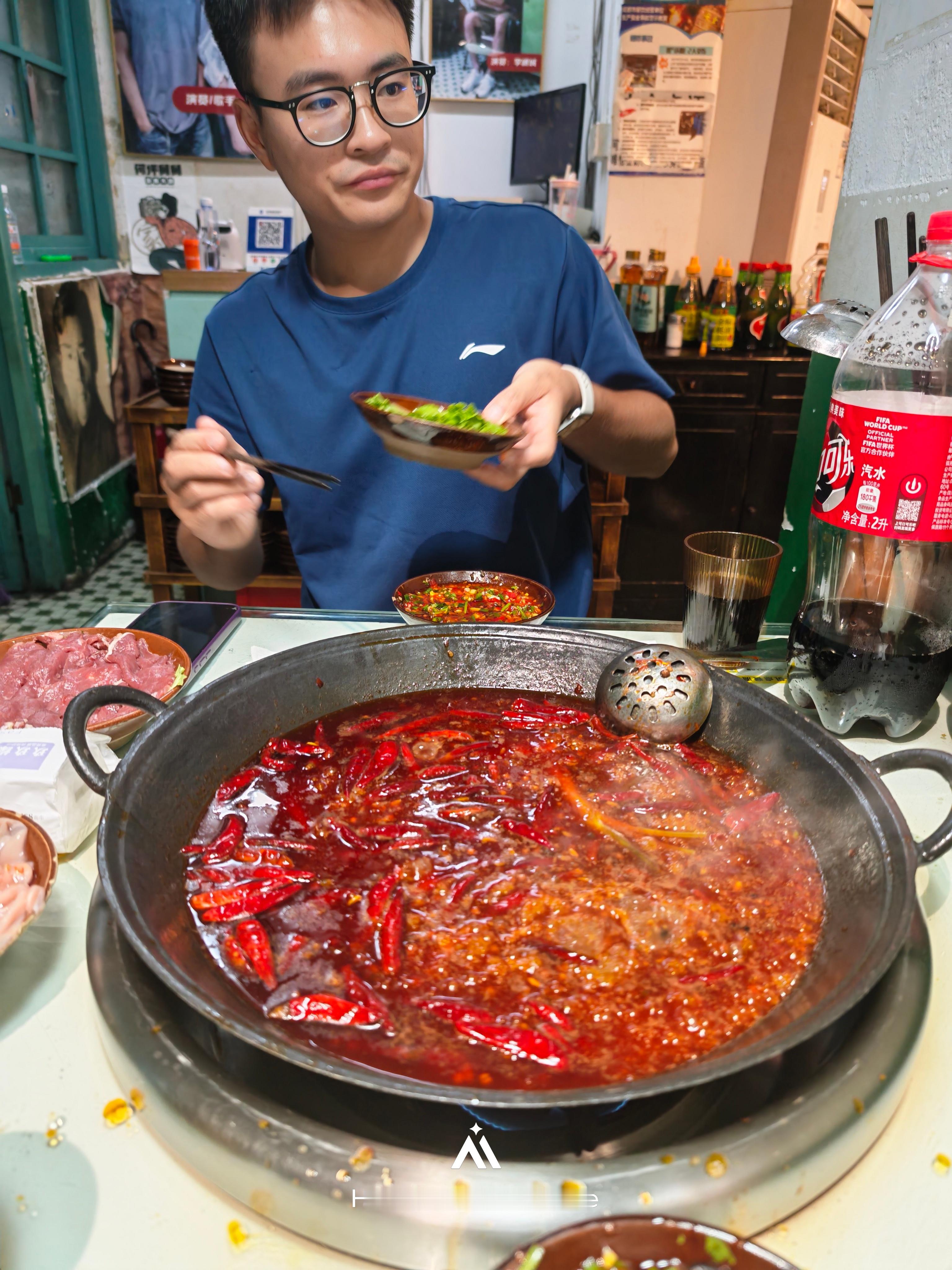 对面这个小哥是当时我们还在金华给我送快递的顺丰小哥今天就和他一起过七夕了所以那段