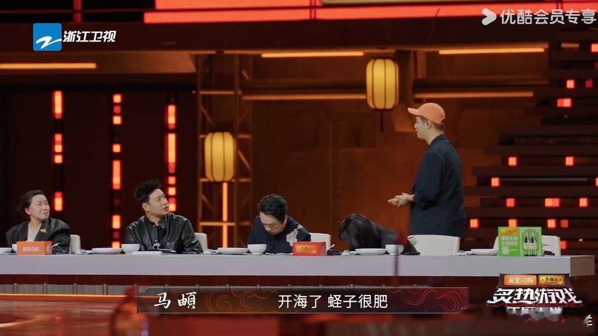 跟朋友唠起综艺名场面， 马頔嘴在前面跑，脑子在后面追，解释的样子太可爱～ 