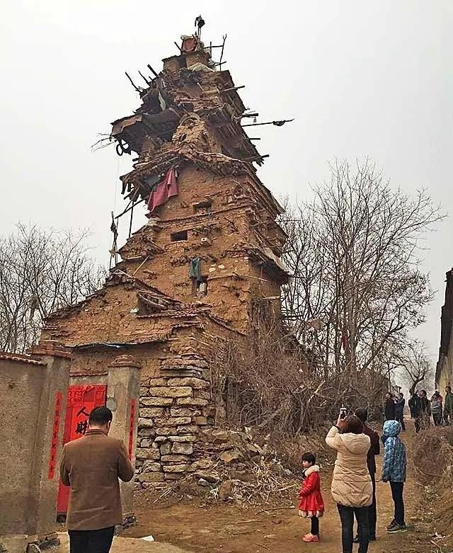 2016年，一名55岁的精神病患者，在自家小院徒手盖起了“七层土楼”，没有钢筋混