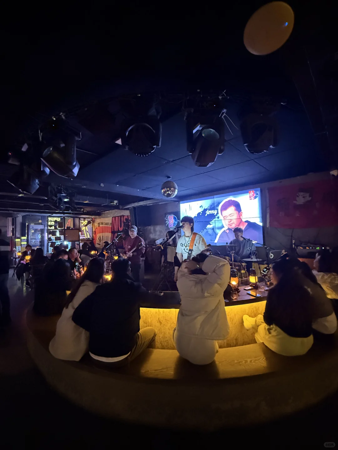 乌鲁木齐人下班咋不回家，大雪天还得来酒吧