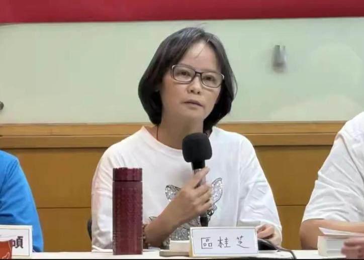 一边说和平，一边购买军购！5月9日，台湾爱国女教师区桂芝抨击郑丽文是自相矛盾，缘