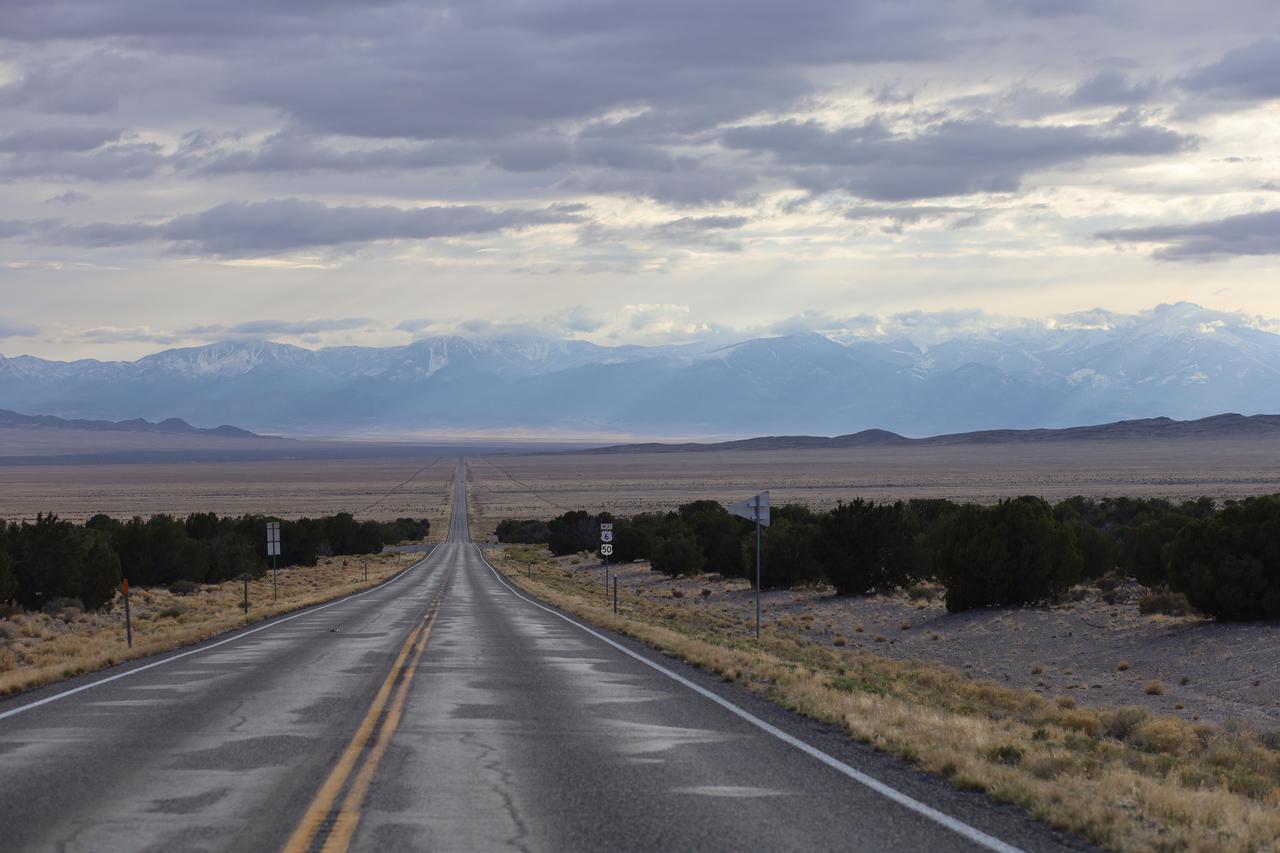 这是美国内华达州的50号公路，被称为“美国最孤独的公路”。它从加州边境延伸到犹他