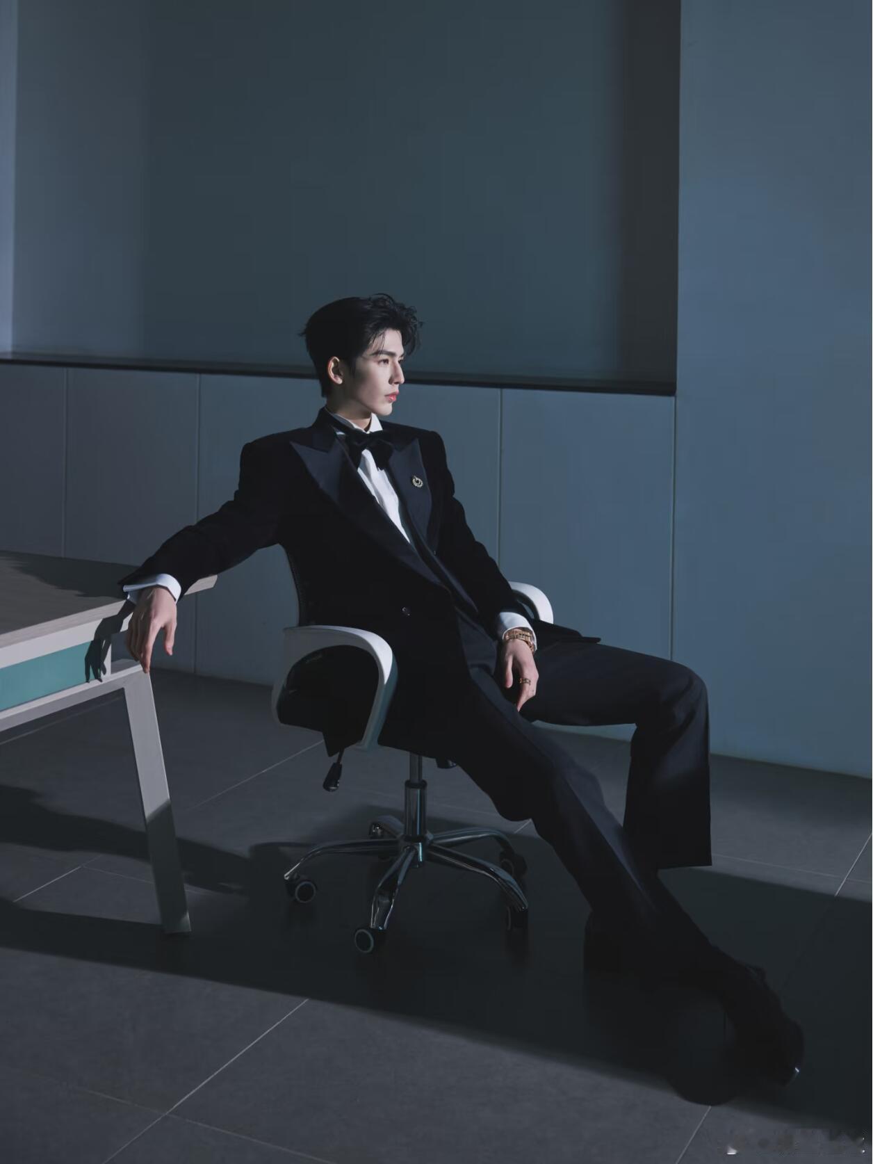 张凌赫这组西装真的帅死了，蝴蝶领结➕黑框眼镜➕尖头薄底鞋 