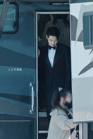 魏大勋赵家安新郎造型魏大勋红底鞋新郎造型赵家安这套新郎造型真的很有考究，魏大勋赵