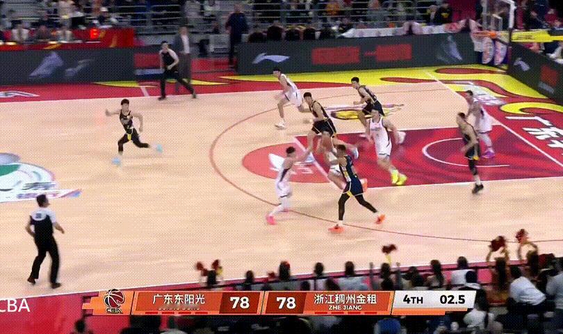 打加时了，广东队最后这波绝杀时间有点不太够了，徐杰尽力往前跑了，太刺激了啊广东男