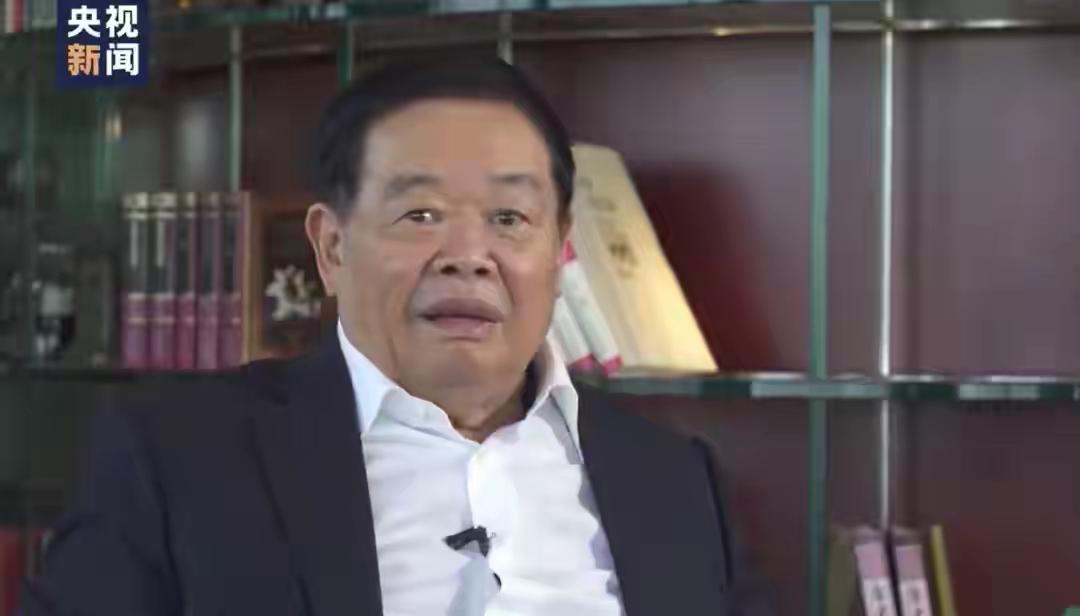 这绝不是一次普通的退休，而是一场精心布局、深谋远虑的企业“交棒”大戏。当所有人都