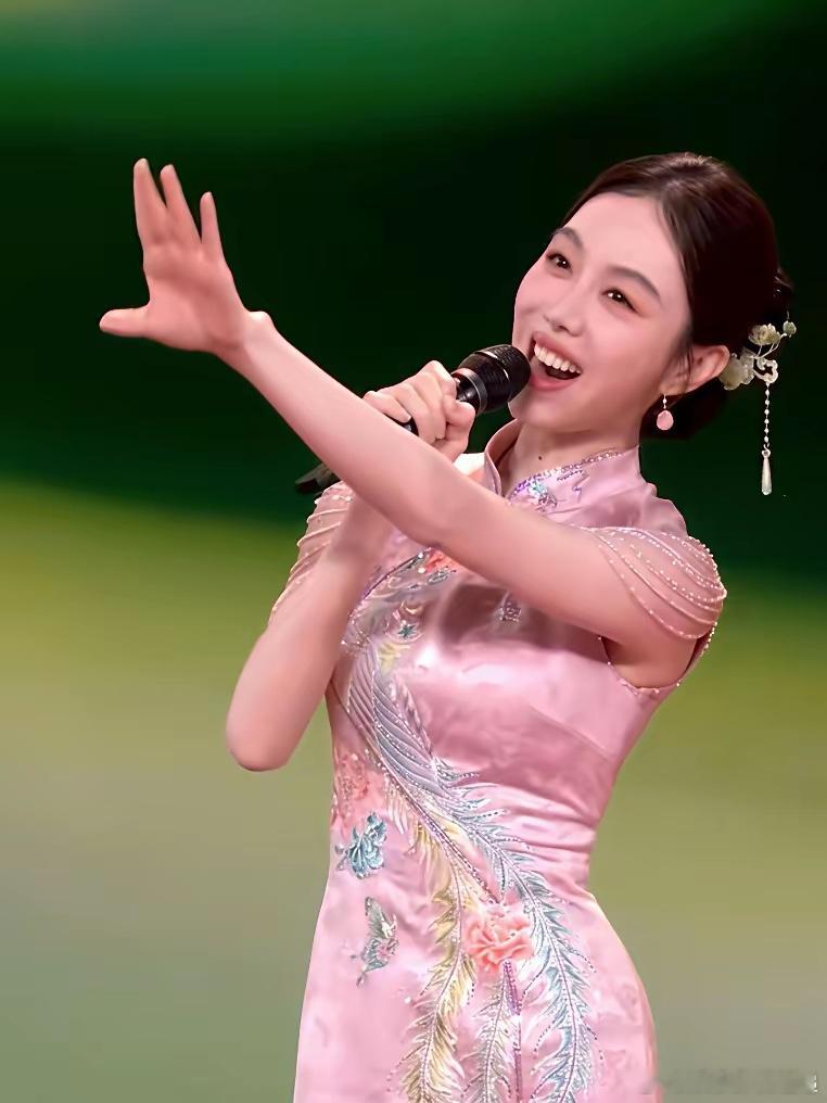 终于知道，春晚为啥要请姜妍了，不是因为她漂亮，也不是因为她的气质，而是她往人堆里