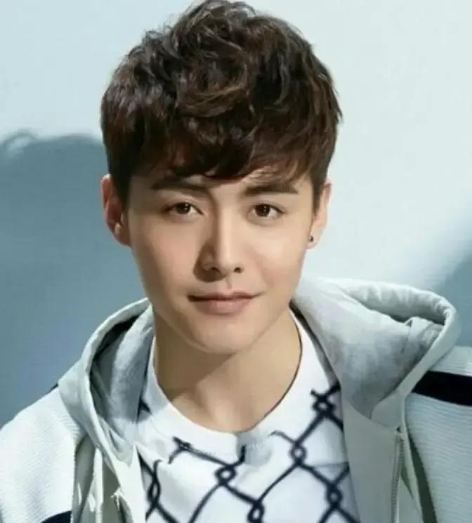 马天宇靠一首彩铃狂揽七百万，转身就给大姐二姐各买一套房再配辆车。
那是2010年