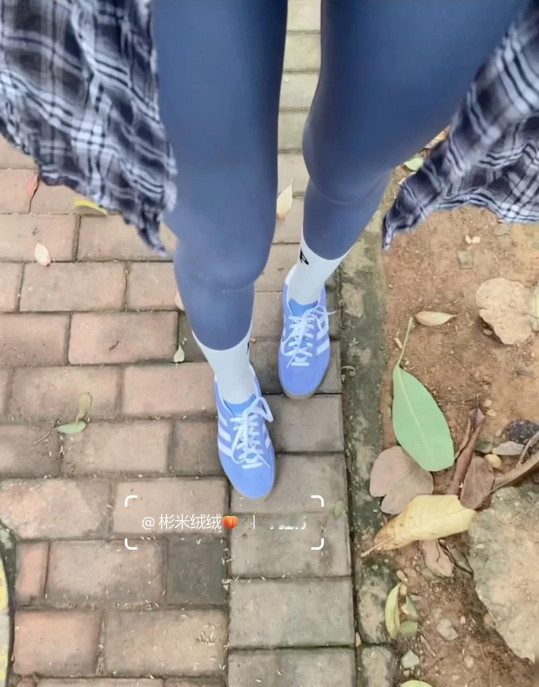瑜伽裤和蓝色德训鞋绝配ootd～
坚持运动打卡～
最近太忙了，舞蹈室的门都没摸到