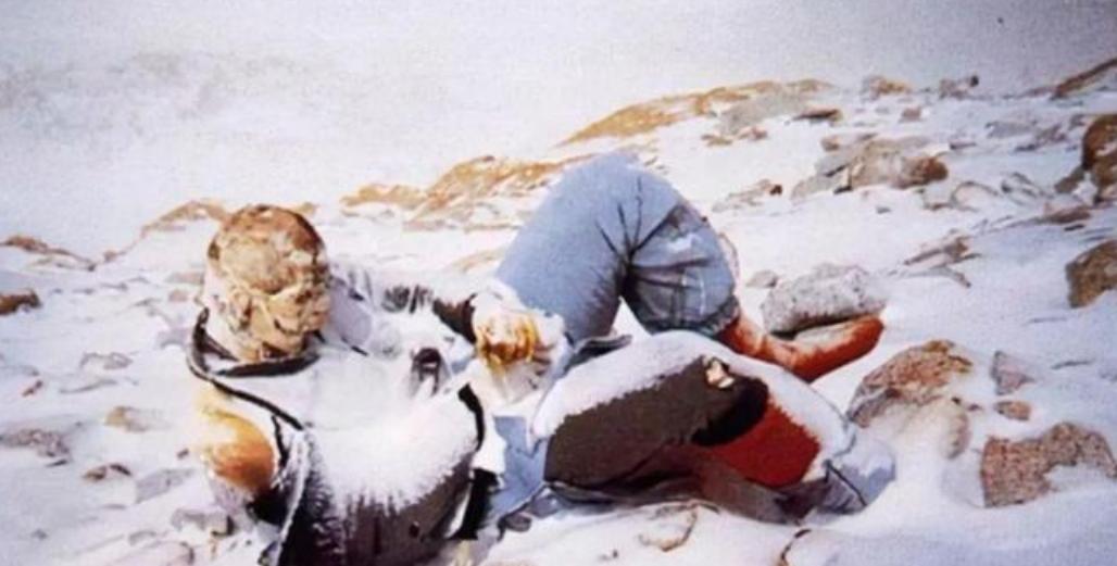 1998年，一对夫妻攀登珠峰，妻子被遗弃在山顶，她绝望喊道：“不要扔下我，好吗”