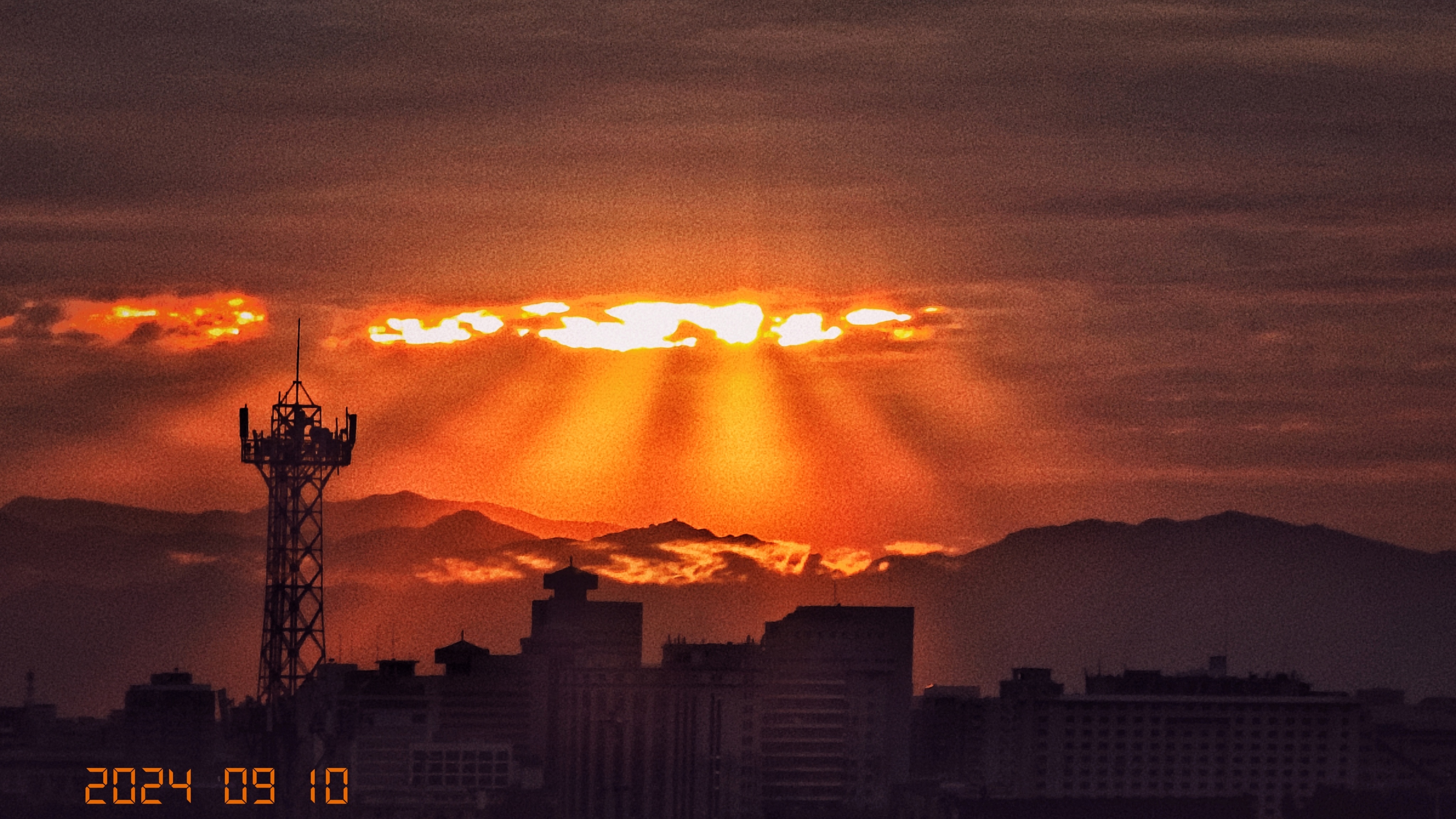 好家伙北京三环里看见日照金山了[doge]正写稿呢一道夕阳差点儿给我眼照失明了[