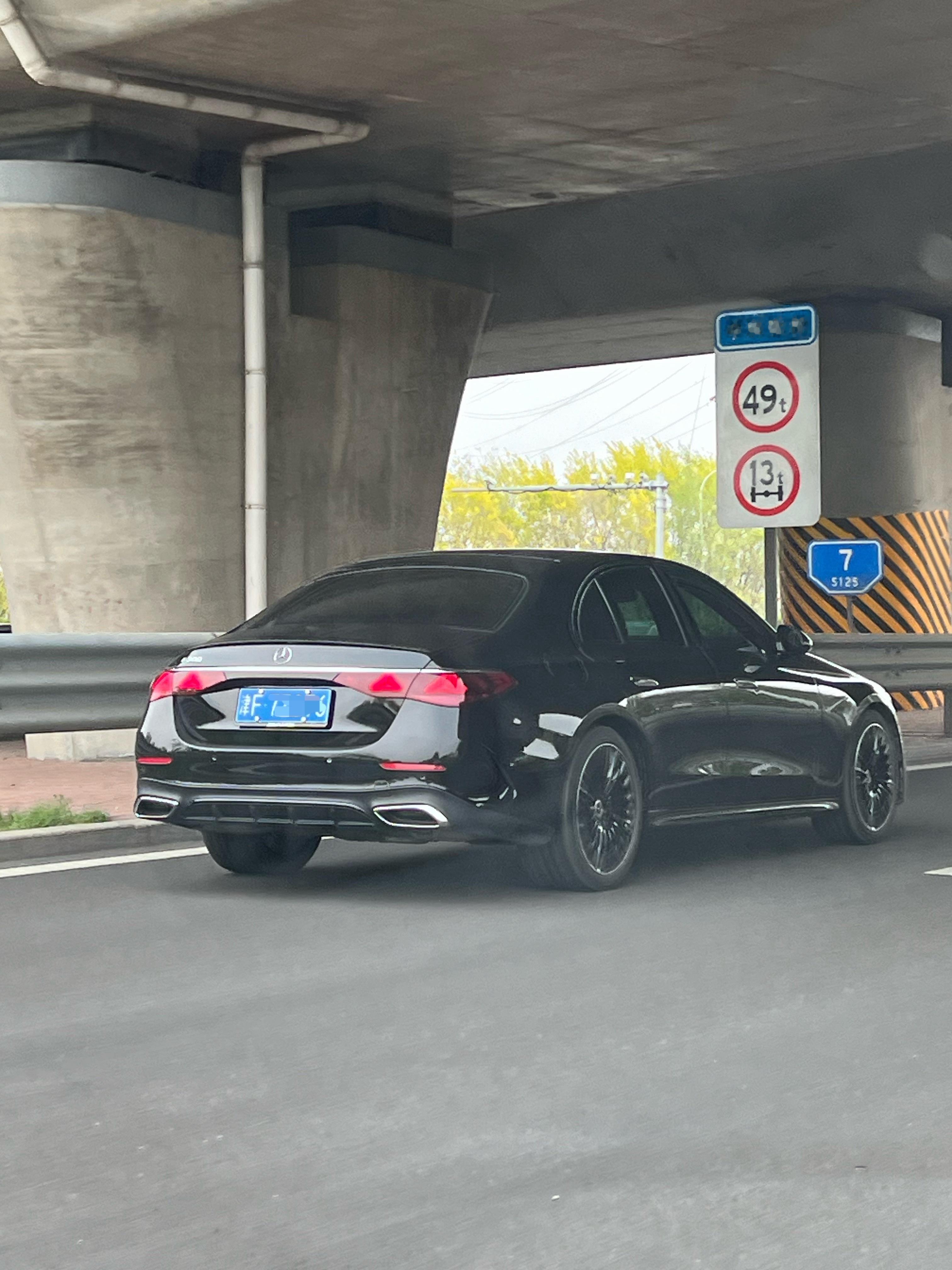 标轴的奔驰E  侧面线条真漂亮 天津