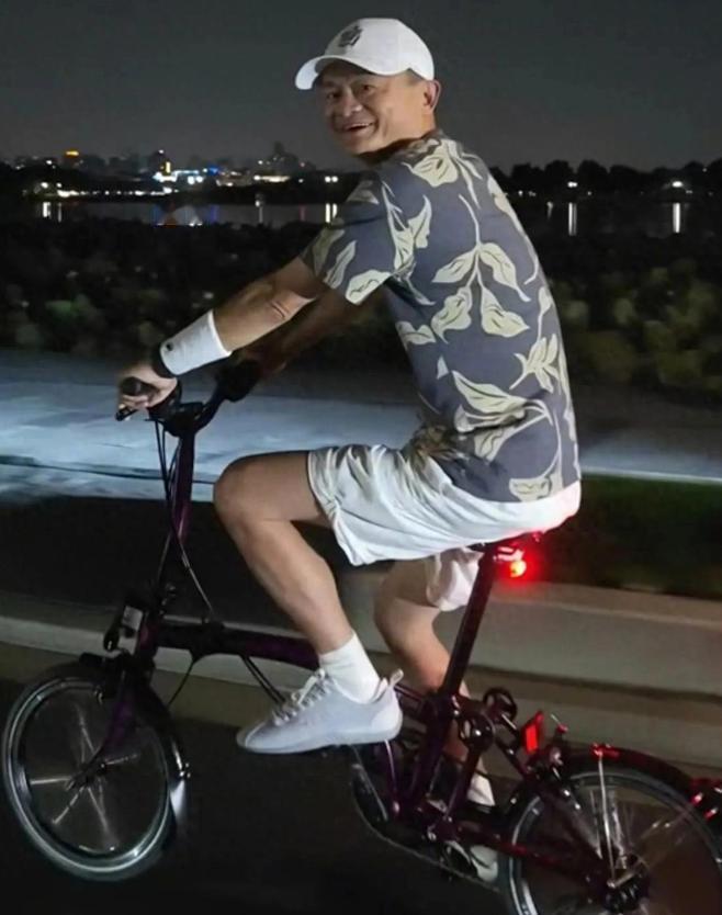 马云西湖夜骑被偶遇，网友晒同款自行车，价格惊掉众人下巴！
最近，马云晚上在西湖边