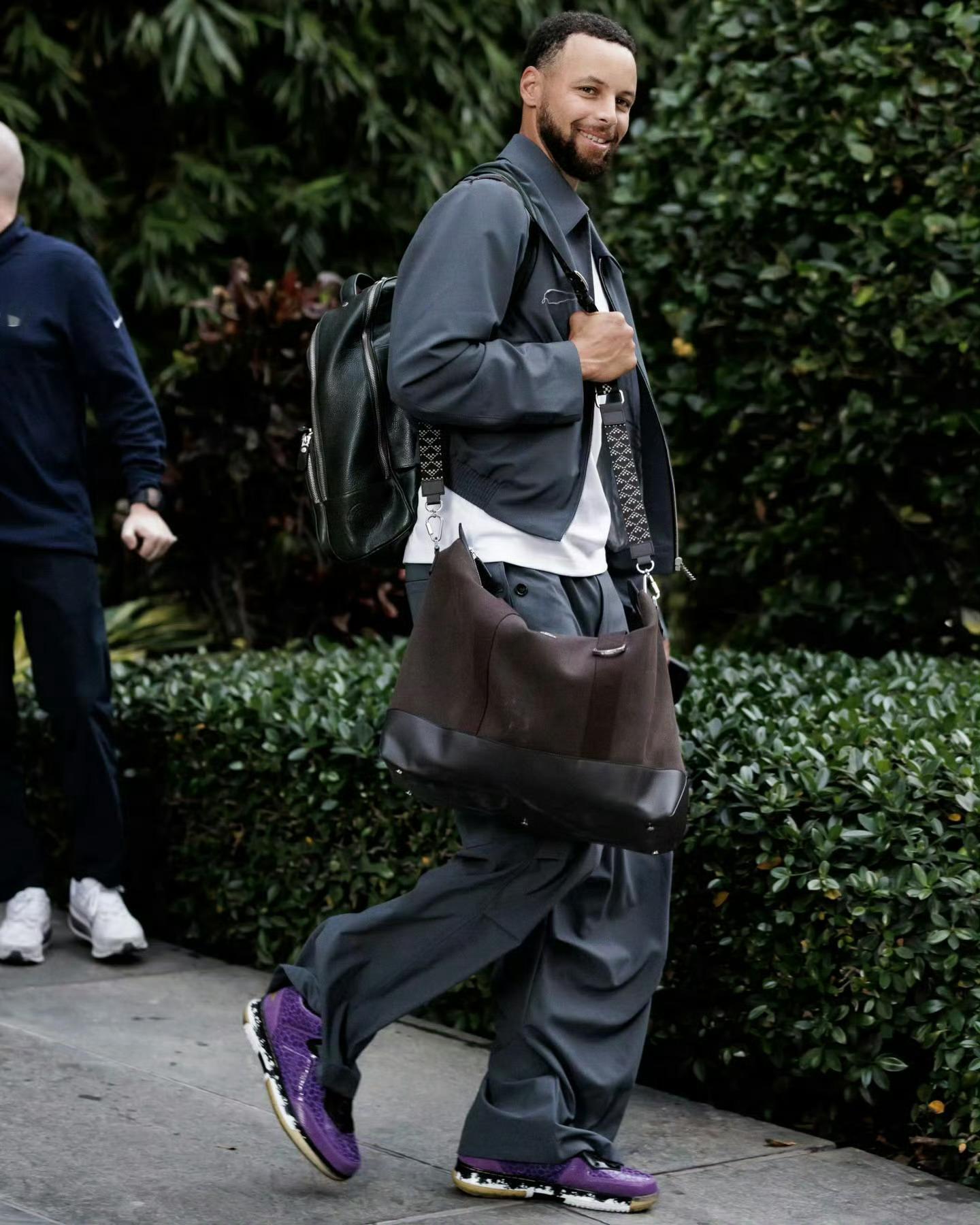 开启一个新话题吧“库里今天穿什么”在库里作为球鞋自由球员的日子里每天又可以锁定