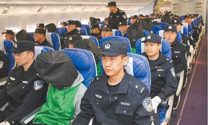 大陆突然遣返10名台籍嫌犯，没提前通报？这信号比军演还直白！
 
金门码头那两艘