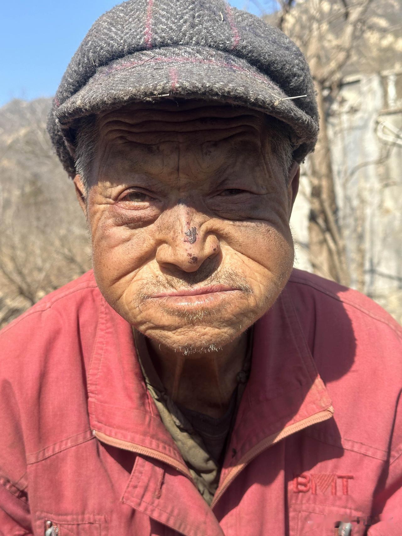 手机摄影。在京郊大山深处，偶遇一位老人、他看我在拍他，他仔细大量着我的镜头，很是