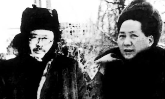 1947年，毛主席与任弼时发生争执，无人敢上前劝阻，站在窑洞外的一名炊事员，慢慢