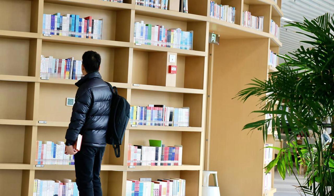 世事辗转千回，空寂本是人间常态。且随云漫行，不问来处，亦不问归途。