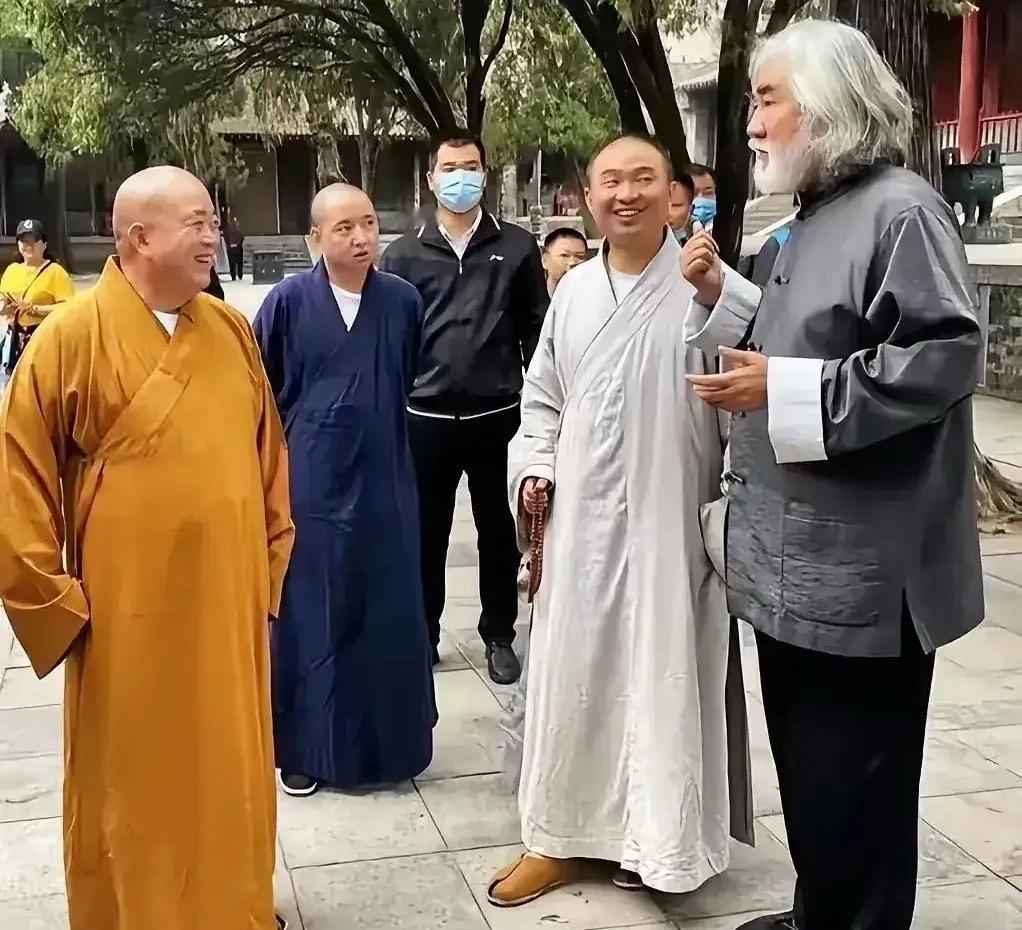 这是大名鼎鼎的大导演张纪中前来拜访释永信，他们看上去聊得特别投机，氛围非常融洽，