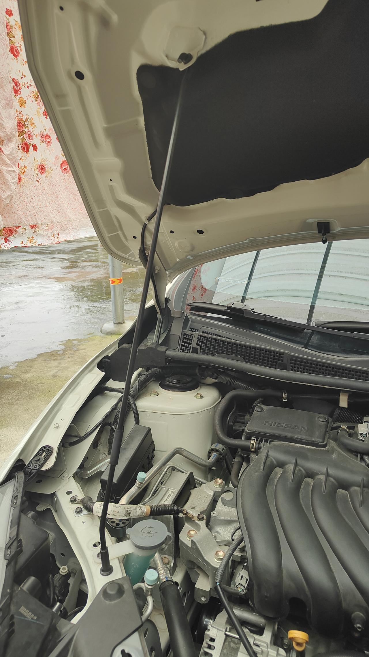 轩逸经典的前机盖
支撑杆是放这个孔的
我以前就放错了