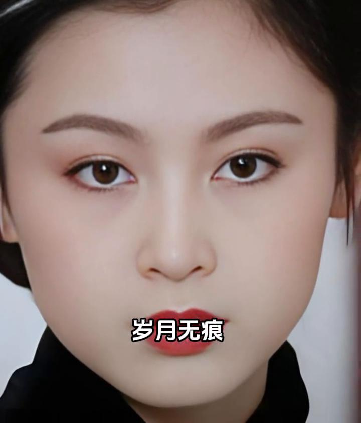 这位姑娘是公认的绝美之姿，在她半百之后更显风华。岁月无痕，气度愈雅，每一起步落手