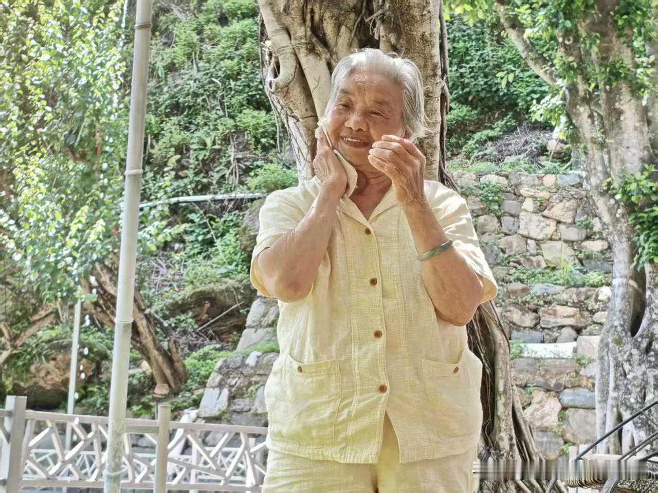 老妈25年前因为乳腺癌做过乳腺切除手术，乳腺到腋窝没有汗腺，特别怕热！所以温度稍
