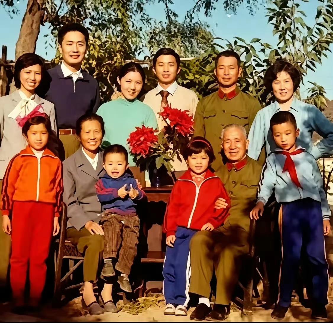 1983年8月10日，粟裕大将76岁生日，在北京家中拍摄全家福，这是他最后一次生