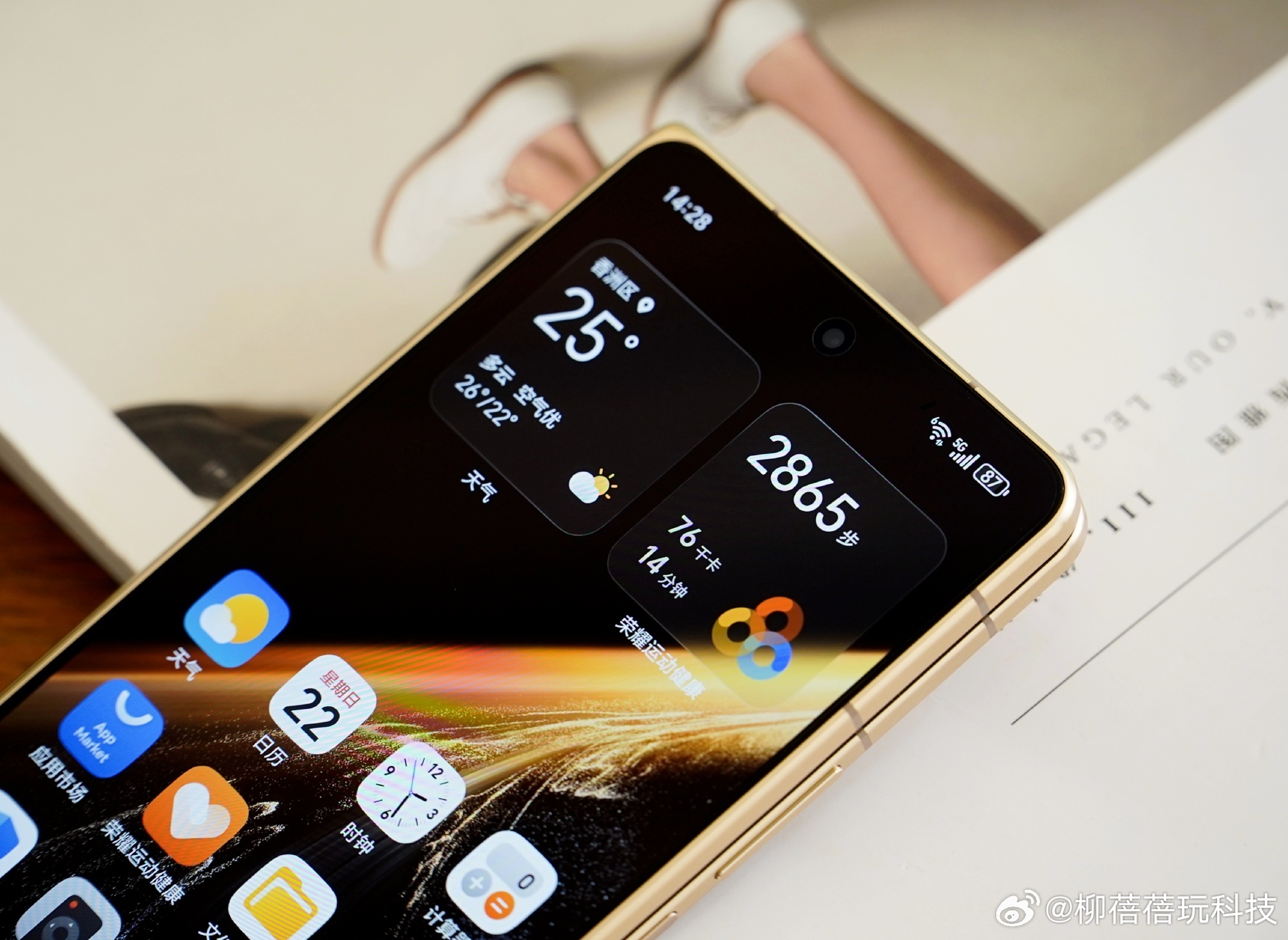 荣耀Magic V6旭日金真机上手图，这外观颜值，感觉怎么样？ 