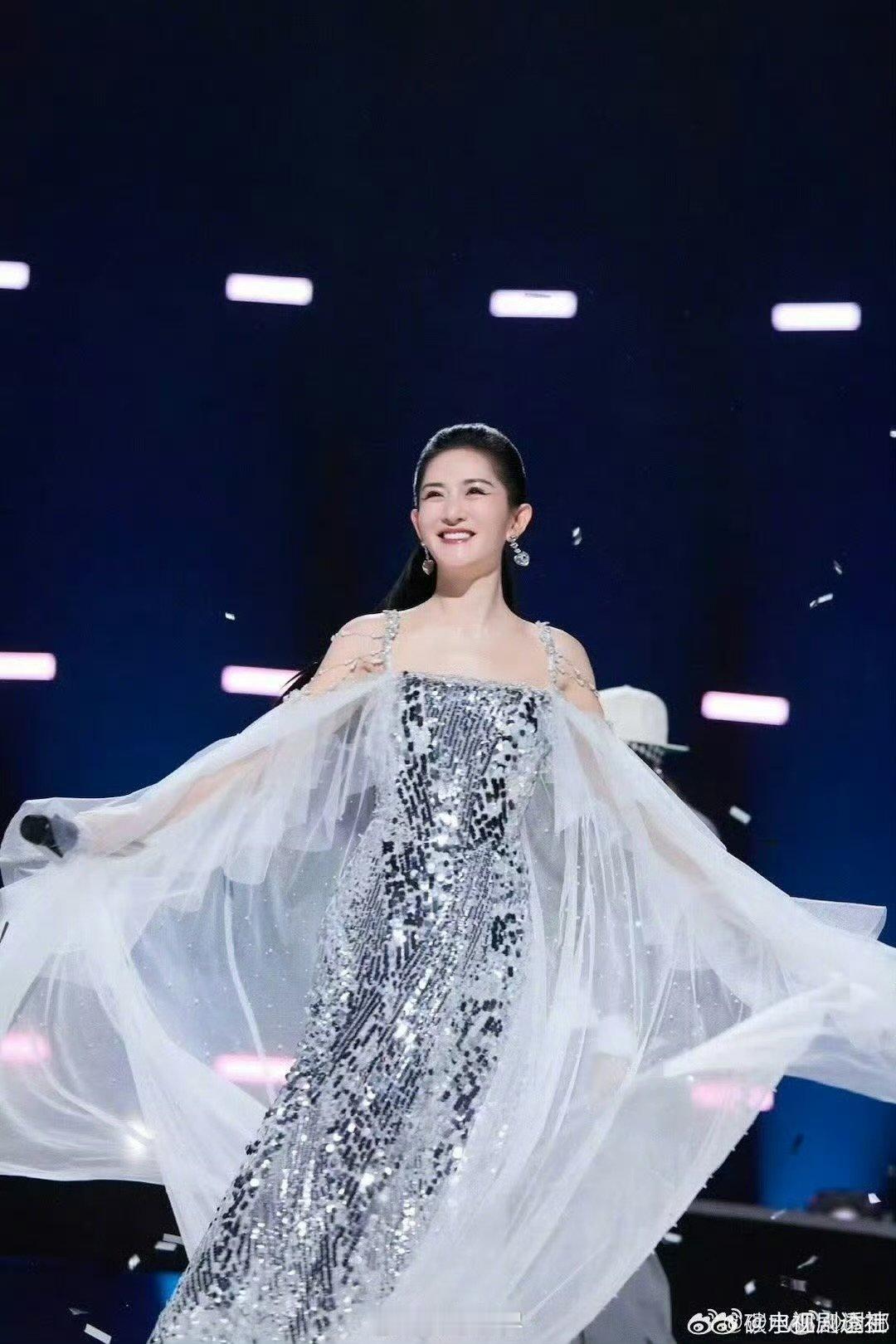 谢娜台风稳重 谢娜主持好稳 谢娜在央视家乡中秋晚会上的主持太赞了！红色穿搭尽显魅