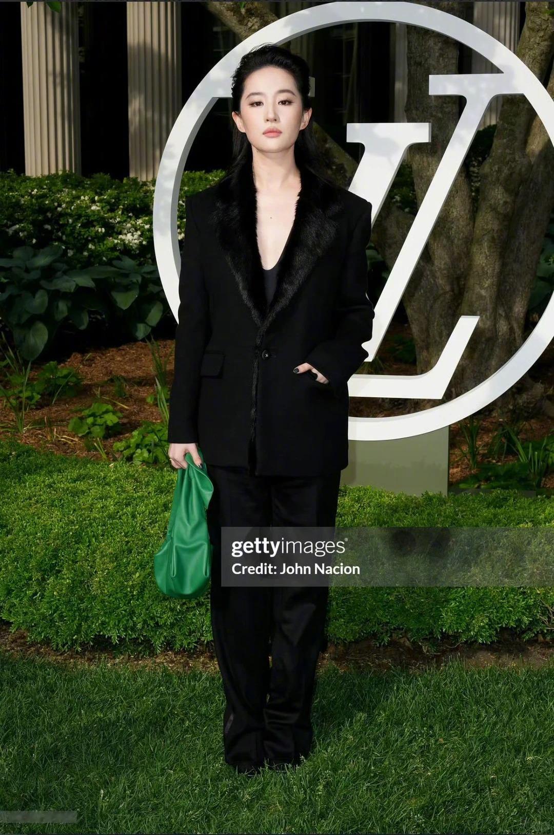 刘亦菲亮相 LV纽约早春大秀刘亦菲纽约G社生图 一身黑色毛领西装利落飒爽，搭配亮