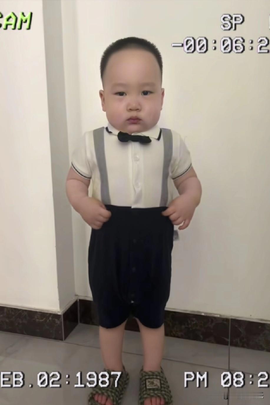 我看网上都在夸米乐有官相，
说长大肯定能当大官，
咱也不懂，有会看面相的给瞅瞅呗