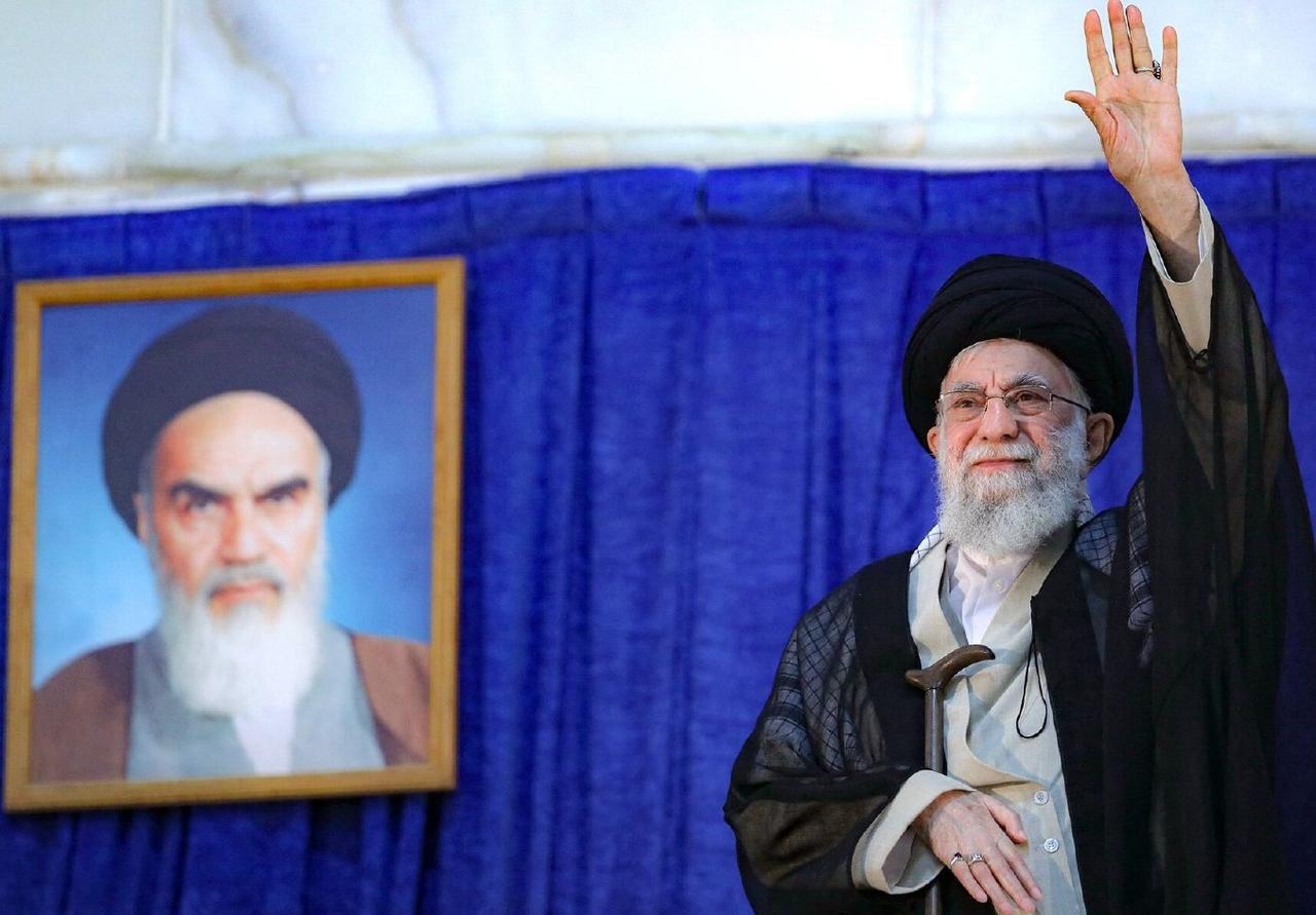 哈梅内伊没躲，这就够了[赞]！
他用生命 兑现了自己的名言：人民在炮火里，我绝不