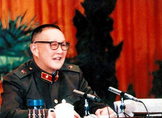 他重返军队，叶帅让他主持总后工作，罗瑞卿通知他负责国防工业！
“1977年8月1