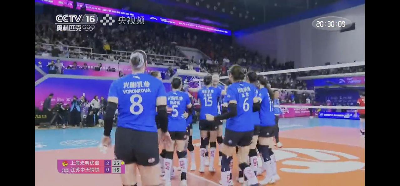在刚刚结束的2025-2026女排超级联赛决赛第二场比赛中，回到主场的上海队轻松